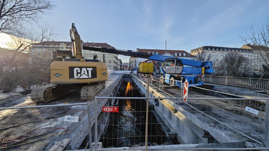 Bagger mit Schrottschere auf der Brücke – Demontage Tegetthoffbrücke Graz, Schrottwolf