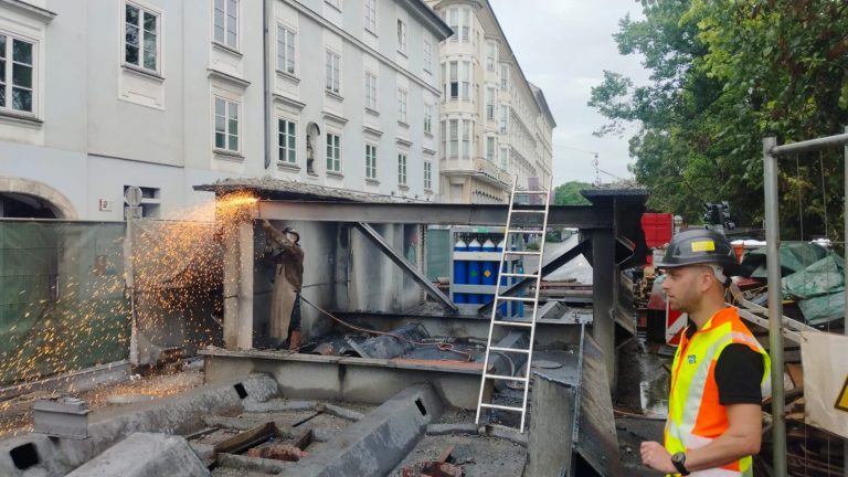 Zerlegung der Stahlträger der Tegetthoffbrücke am Lagerplatz