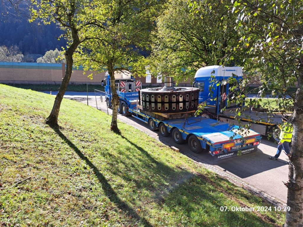 Abtransport des Generatorteils per Schwertransport aus Laufnitzdorf