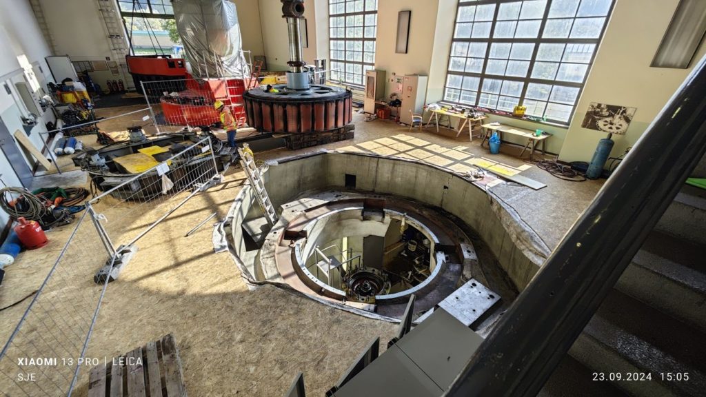 Maschinenhalle mit geöffnetem Generator im Murkraftwerk Laufnitzdorf
