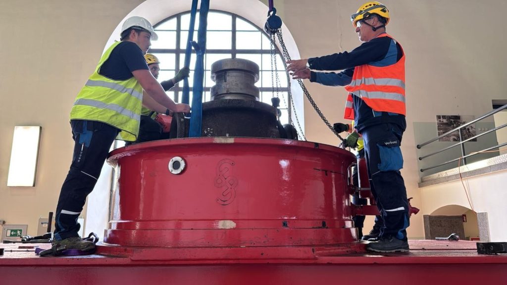Schrottwolf-Team bei der Demontage am Generator in Laufnitzdorf