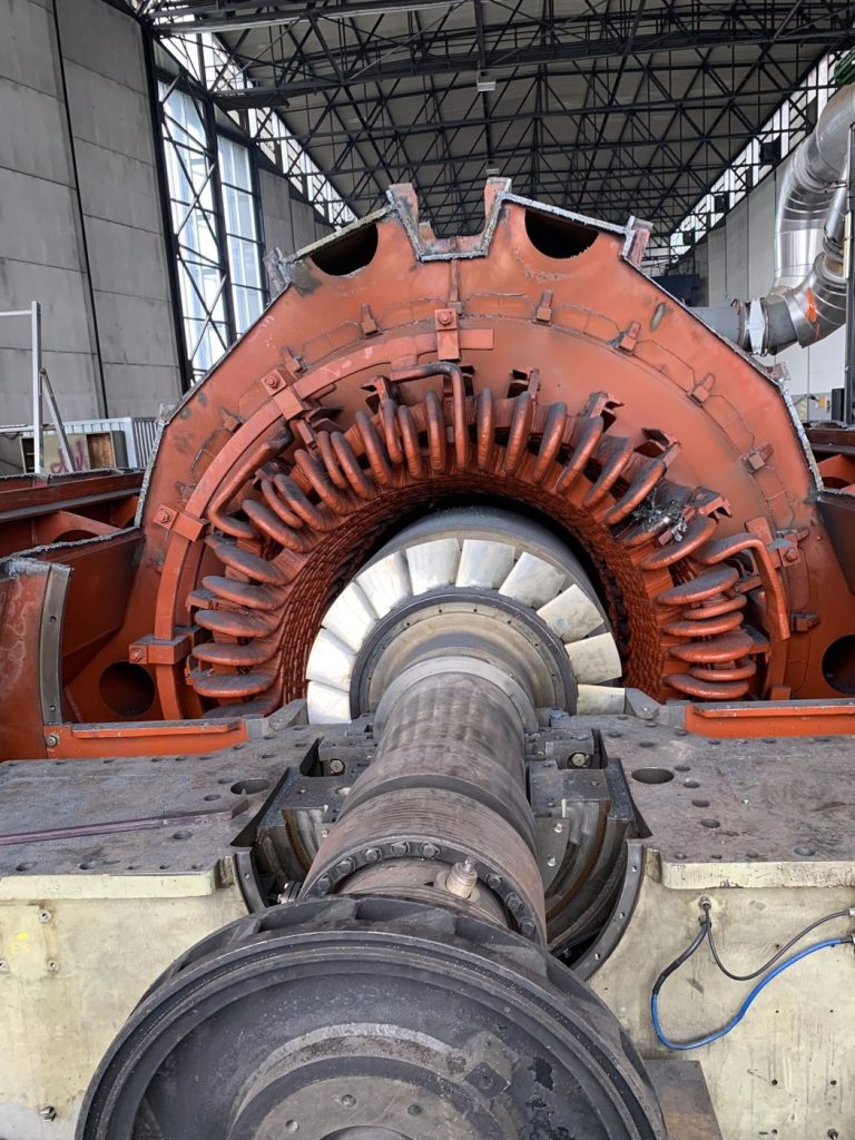 Generator mit Welle im Kraftwerk Mellach