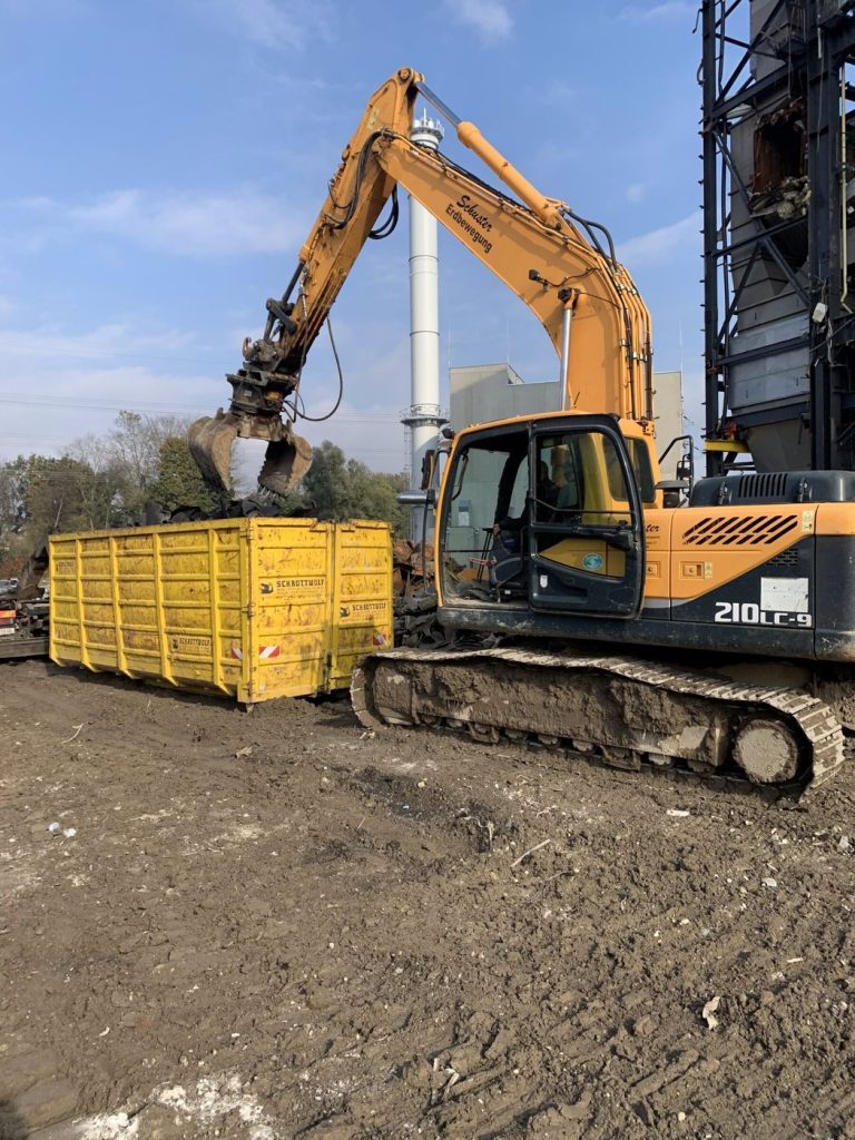Verladung von Stahlschrott per Bagger in Container in Mellach