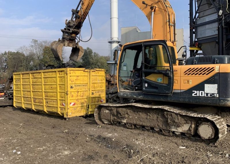 Verladung von Schrott mit Bagger in Container