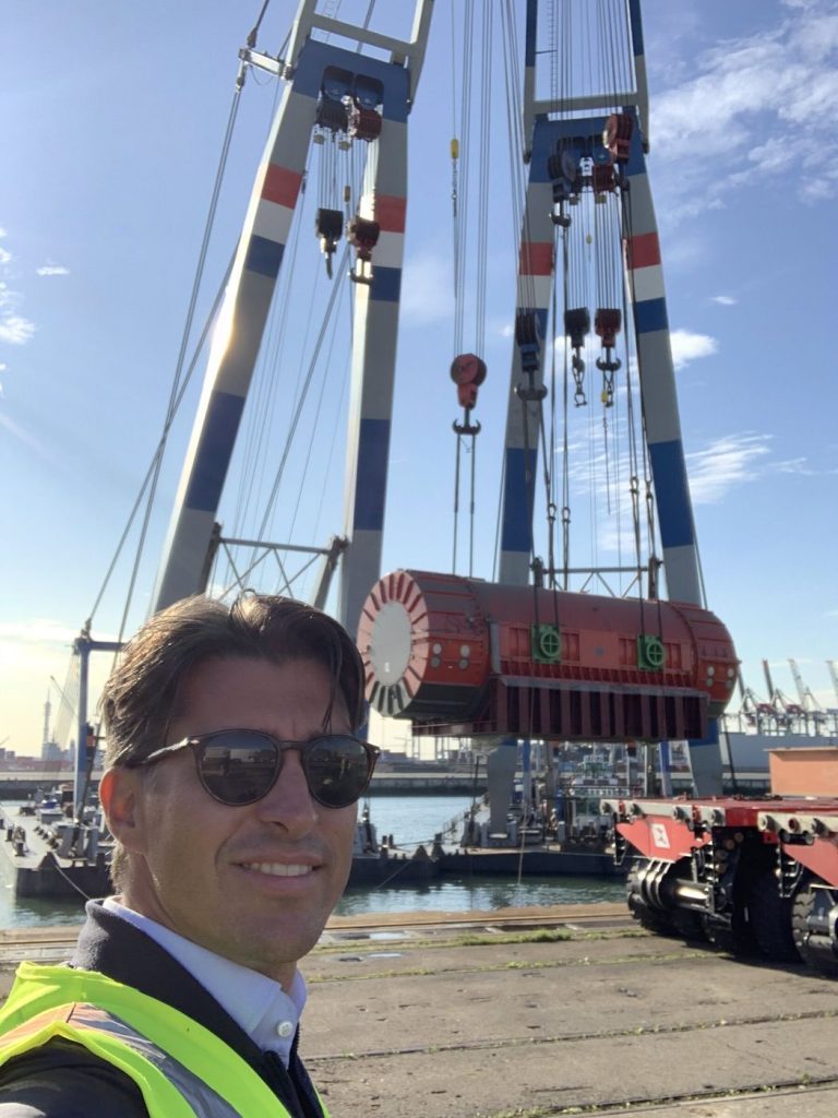 Alexander Schlick vor Ort beim Hub des Generatorstators, September 2020