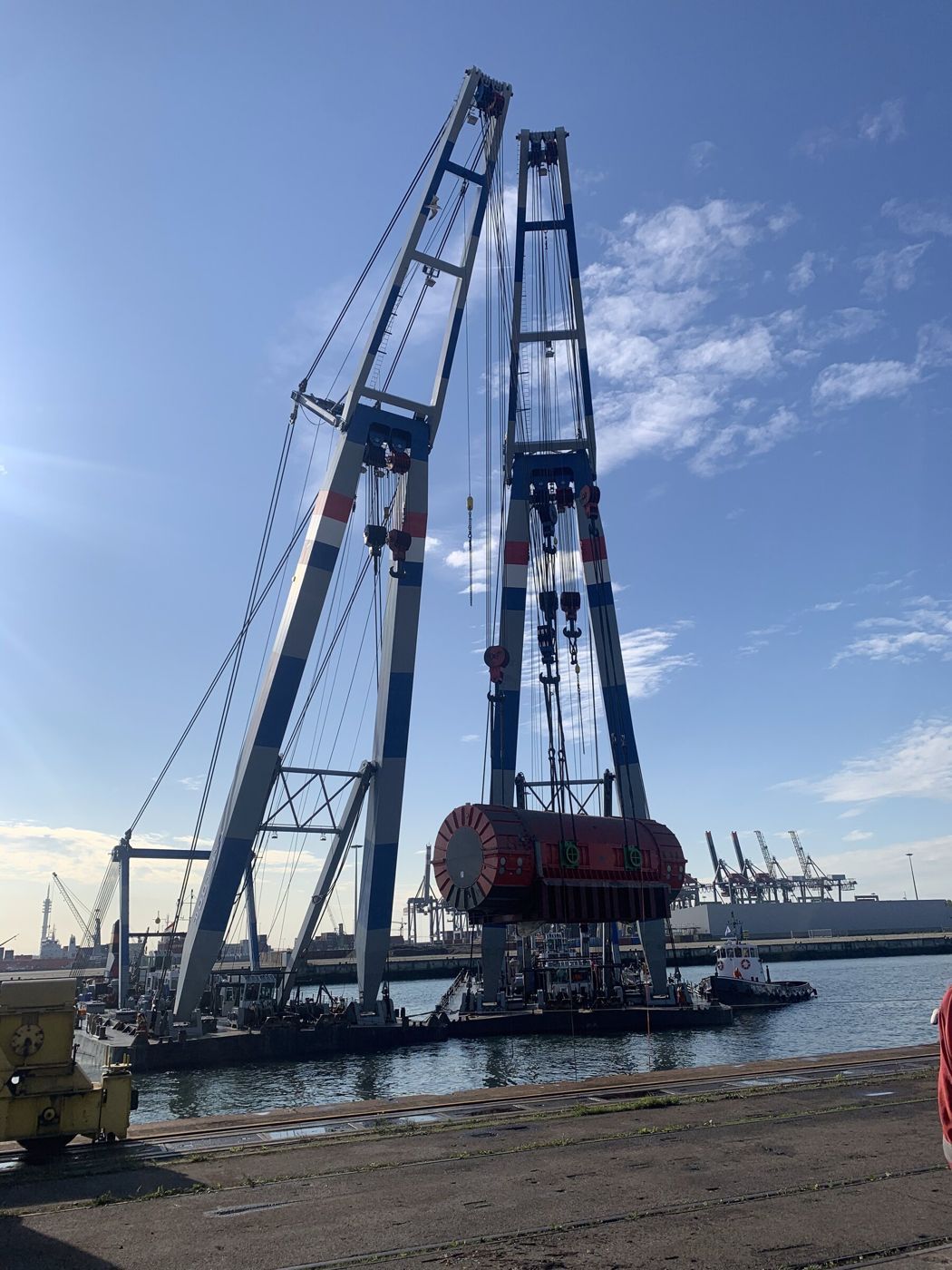 Schwimmkran mit Generatorstator im Hafen