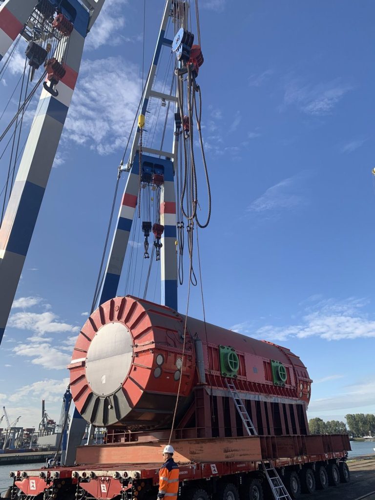 Generatorstator aus Mülheim-Kärlich auf Schwerlastmodulen im Hafen